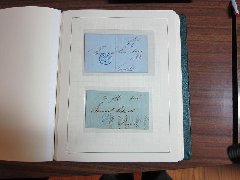 0013 (81).JPG -     Lote:    13      Marcofilia      Lotes Especiais       Descrição:      Portugal.   Colecção especializada em dois álbuns com estudo especializado das marcas de suplo círculo e circulares de Lisboa, com selos de diversas emissões e cartas. Lote a ver.        Lote       Valor Base:     &euro; 1.500,00     Valor Venda:     Retirado     